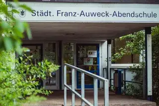 Eingang zur Franz-Auweck-Abendschule in Neuhausen