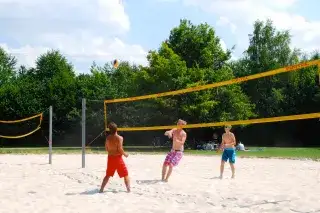 Am Feringasee könnt ihr euch beim Beachvolleyball verausgaben und euch danach erfrischen