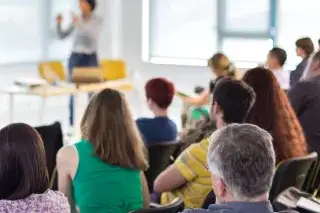 20210811_Ausbildung_Weiterbildung Erwachsene lauschen einem Weiterbildungsseminar
