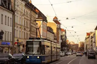 Eine Tram im Münchner Stadtteil Giesing.