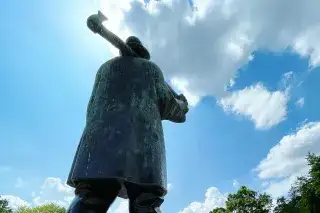 Das Denkmal ,,Der Isarflößer'' in Thalkirchen. 