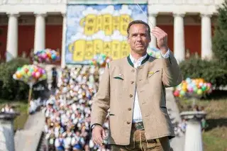 Wiesnwirt Peter Inselkammer beim Standkonzert auf der Wiesn