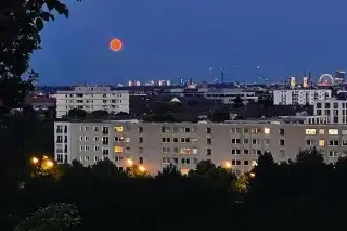 20210727_Bilder Social_Anette Göttlicher Nächtlicher Blick auf den Roten Mond vom Olympiaberg aus.