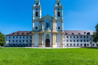 Die katholische Kirche St. Michael in Berg am Laim