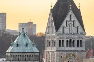 Die Kirche St. Anna in München bei Sonnenaufgang.