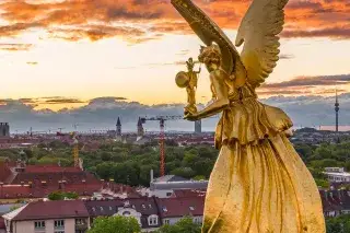 Sonnenuntergang am Friedensengel in München.
