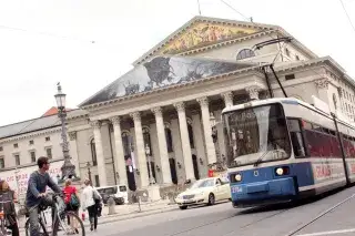 Die Tram 19 fährt an der Bayerischen Staatsoper vorbei