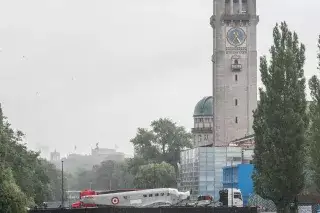 Der Flugzeugtransport der "Tante Ju" fährt über die Corneliusbrücke.