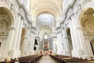 Die Theatinerkirche von innen. 