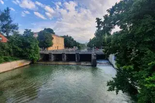 Blick von der Maximiliansbrücke auf die Praterwehrbrücke.