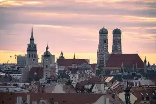 Blick auf Münchens Skyline bei Sonnenuntergang. Blick auf Münchens Skyline bei Sonnenuntergang.