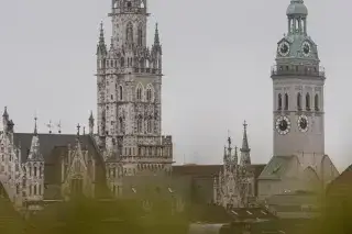 Nebel liegt über der Münchner Innenstadt