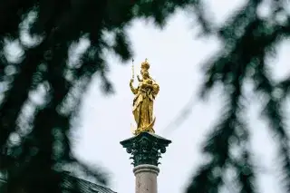 Die Mariensäule durch die Äste des Christbaums auf dem Marienplatz Die Mariensäule durch die Äste des Christbaums auf dem Marienplatz