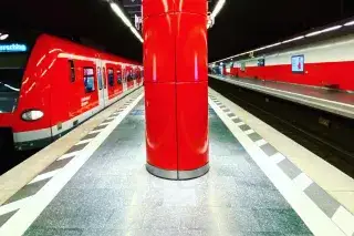 Eine S-Bahn fährt am Münchner Hauptbahnhof ein