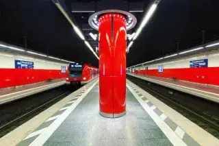 Eine S-Bahn fährt am Münchner Hauptbahnhof ein