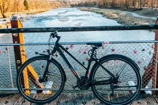 Ein Fahrrad steht auf der Thalkirchner Brücke Ein Fahrrad steht auf der Thalkirchner Brücke