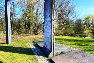 Ein Stück der Berliner Mauer in der Königinstraße in München