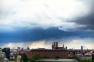 Blick auf München bei Regen. 