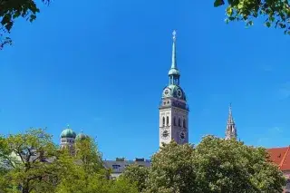 Blick auf den Alten Peter vom Viktualienmarkt