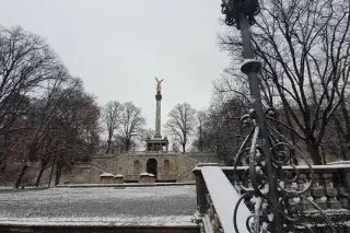 Der Friedensengel bei Schnee.
