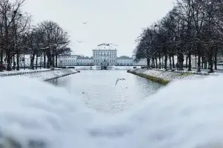 Das Schloss Nymphenburg bei Schnee.