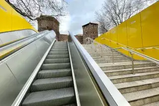 Die Treppenanlage des U-Bahnhofs Sendlinger Tor zur Sendlinger Straße. Die Treppenanlage des U-Bahnhofs Sendlinger Tor zur Sendlinger Straße.