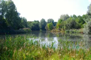 Am Ufer des Zamilasees im Zamilapark