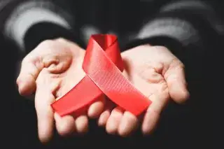 20210305_Aids-Beratung_Shutterstock Die Rote Schleife ist weltweit ein Symbol der Solidarität mit HIV-Infizierten und AIDS-Kranken