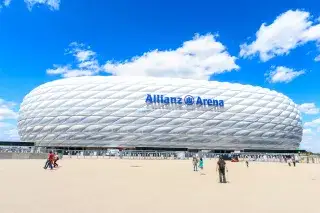 Blauer Himmel über der Allianz Arena