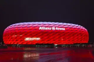 Allianz Arena, rot leuchtend