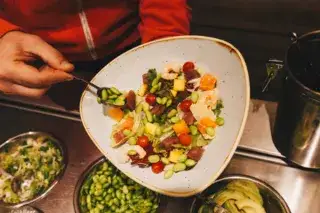 20210212_Bowl_Food Eine Bowl im Aloha Poke wird frisch zubereitet