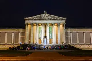 Die Staatliche Antikensammlung am Königsplatz bei Nacht