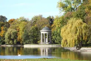 Der Apollotempel im Nymphenburger Schlosspark am Ufer des Badenburger Sees