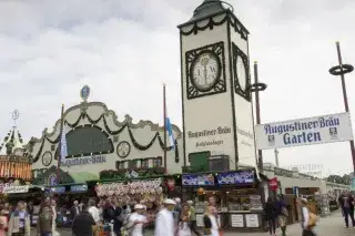 So sieht die Augustiner Festhalle von außen aus So sieht die Augustiner Festhalle von außen aus