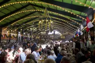 In der Augustiner Festhalle gibt es Bier aus Holzfässern