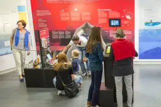 Besucher im Artenschutzzentrum im Tierpark Hellabrunn