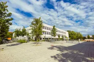 Auf dem Schulhof der Städtischen Franz-Auweck-Abendschule in Neuhausen