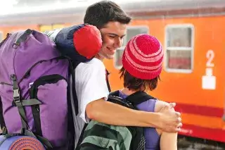 Backpacker stehen am Bahnhof