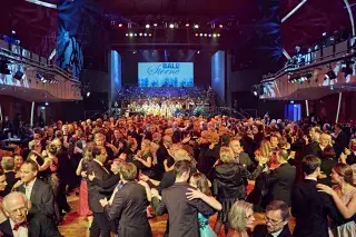 Tanzen beim Ball der Sterne im Deutschen Theater