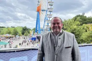 Clemens Baumgärtner im Olympiapark beim Sommer in der Stadt