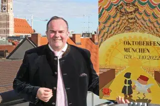 Baumgärtner mit Oktoberfest-Plakat 2022