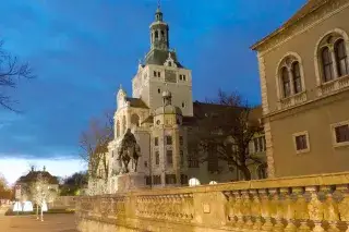 Das Bayerische Nationalmuseum zur Blauen Stunde. Das Bayerische Nationalmuseum zur Blauen Stunde.