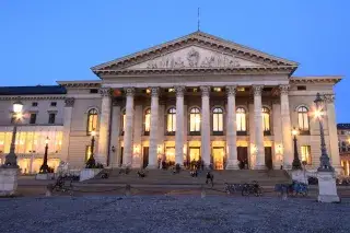 Die Bayerische Staatsoper auf dem Max-Joseph-Platz am Abend