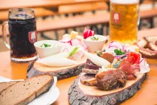 Brotzeitplatte mit Bier Brotzeitplatte mit Bier