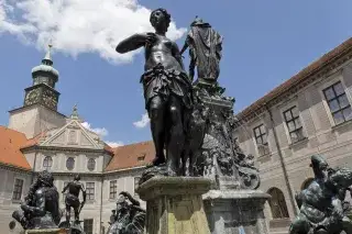 20201229_Spuren_der_Könige Eine Skulptur im Brunnenhof der Residenz