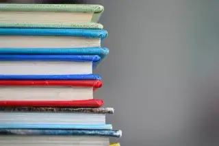 Aufeinander gestapelte Bücher Aufeinander gestapelte Bücher