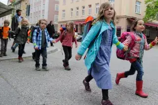 Kinder gehen zu Fuß in die Schule