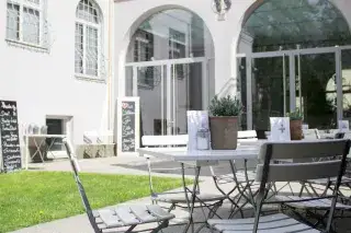 Café im Künstlergarten der Villa Stuck Café im Künstlergarten der Villa Stuck