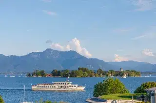 Ein Dampfer fährt auf dem Chiemsee Ein Dampfer fährt auf dem Chiemsee