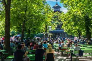 20210219_Pfingsten_Tipps_langes_Wochenende Der Biergarten am Chinesischen Turm im Englischen Garten ist gut besucht
